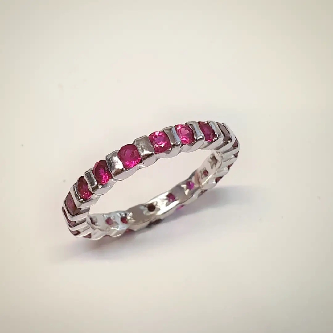 Bague Tour complet rubis sur or blanc rhodié