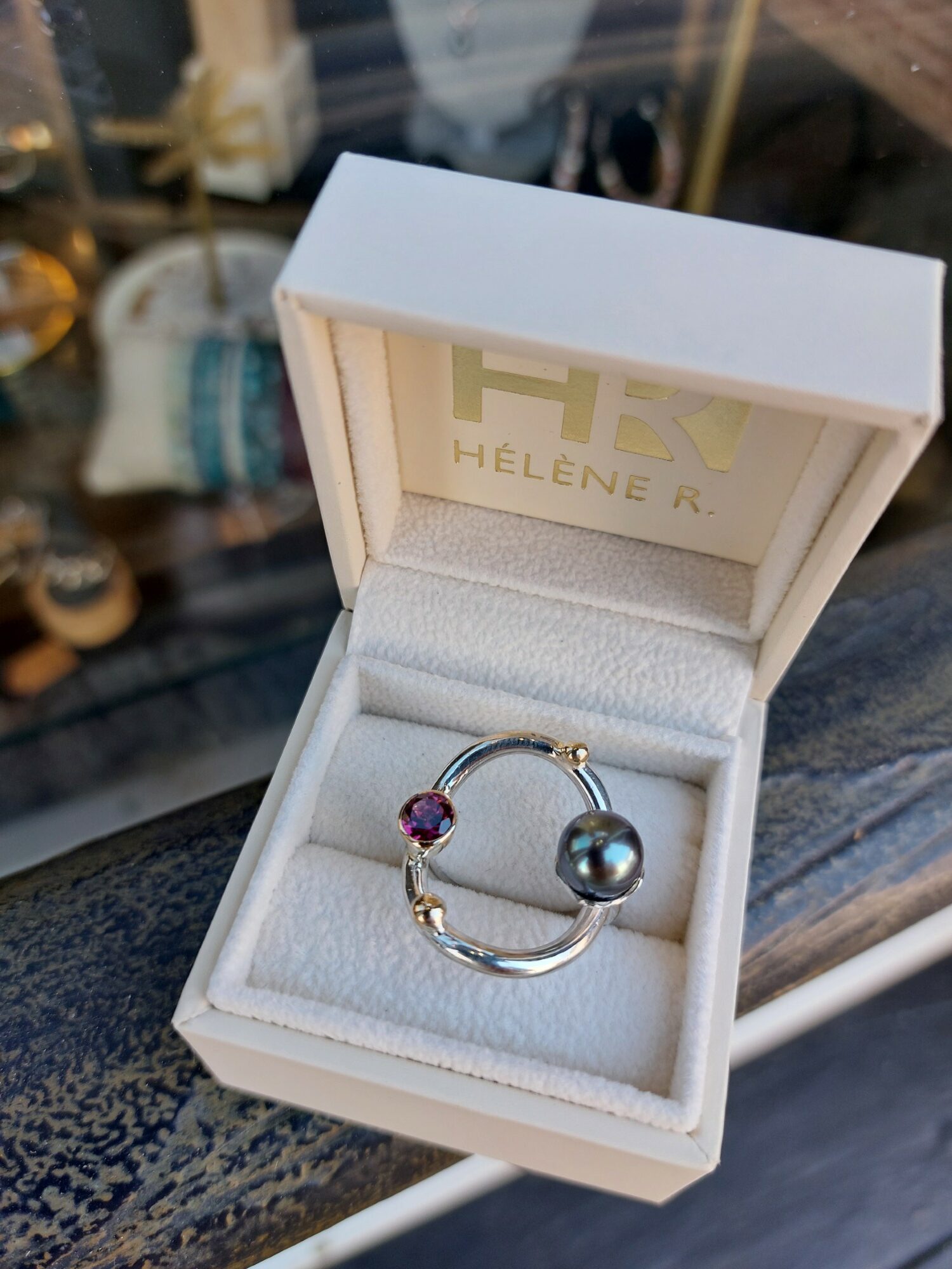 Bague en argent, or, perle de Tahiti et Grenat