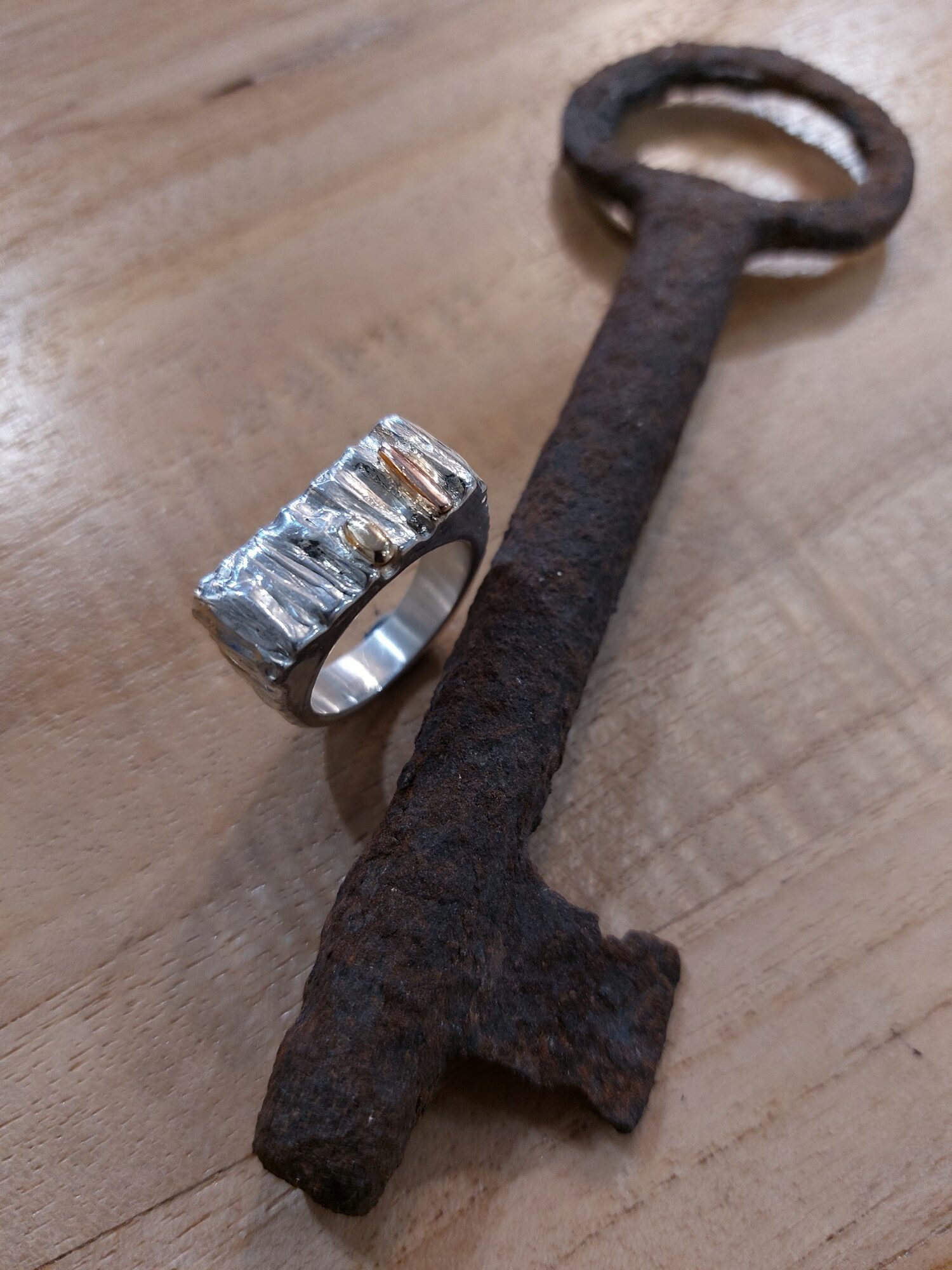Bague en argent, or rose et or jaune