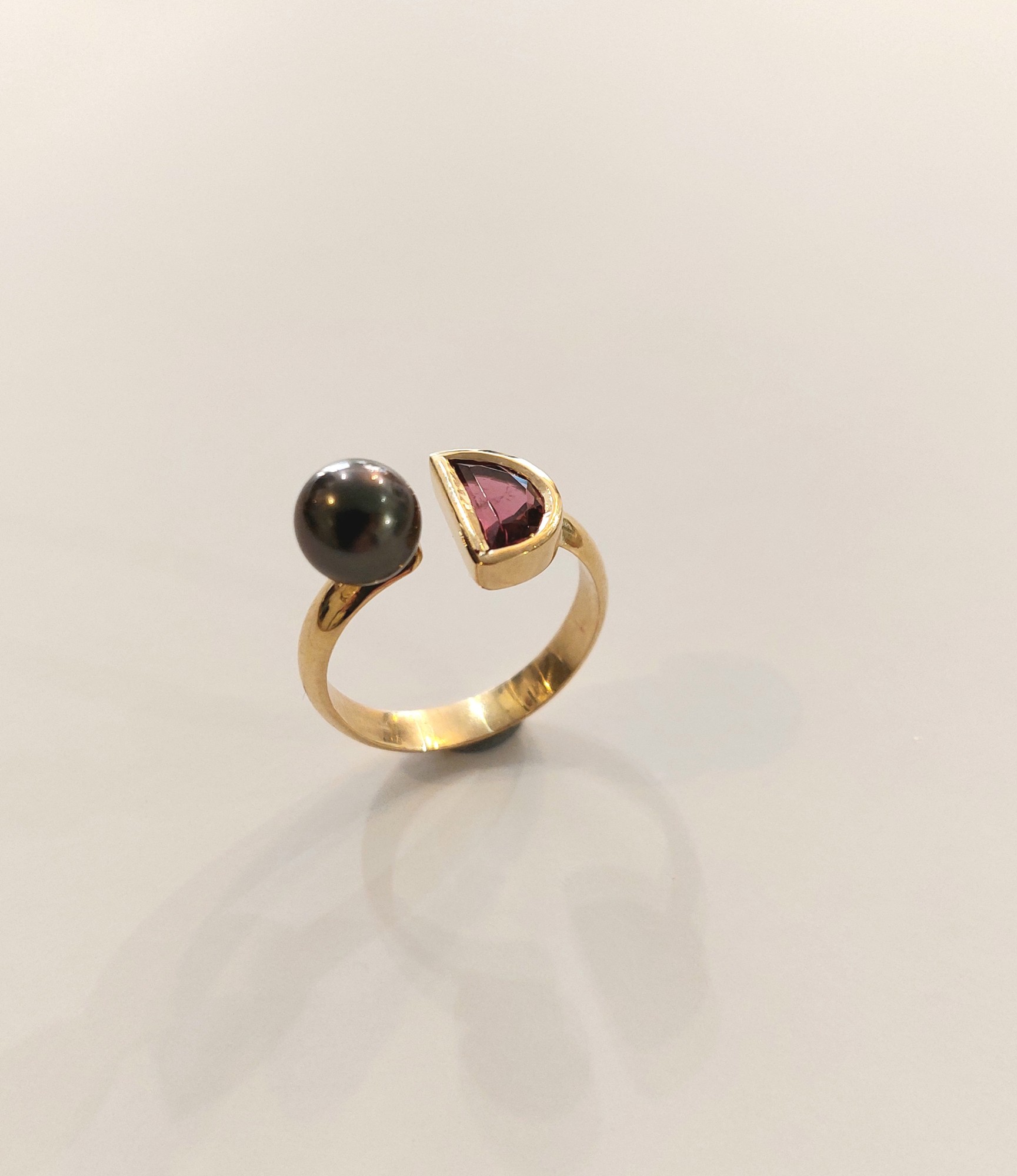Bague en or jaune perles de Tahiti et rhodolite