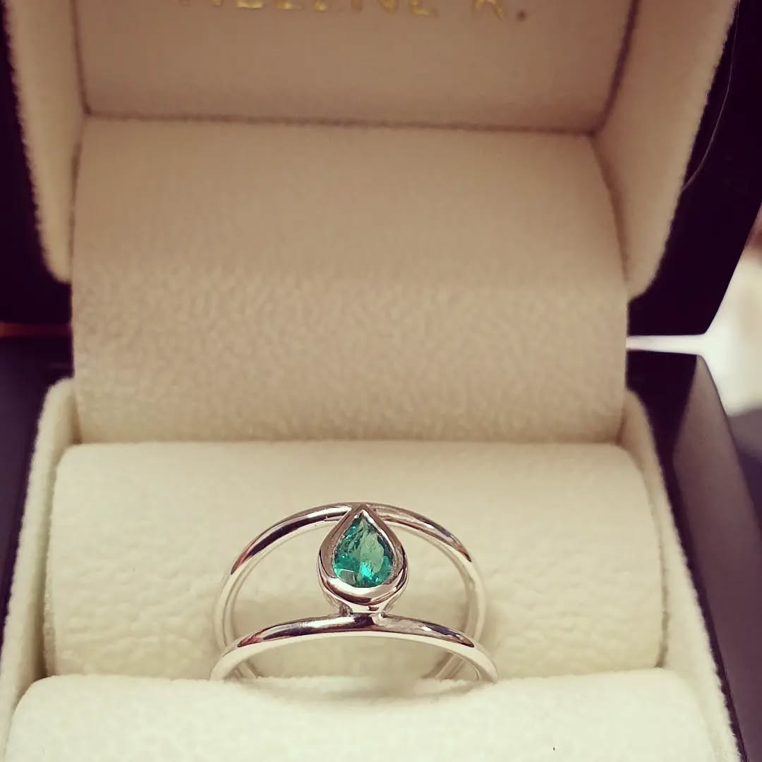 Bague en or blanc rhodié avec l’émeraude d’une cliente