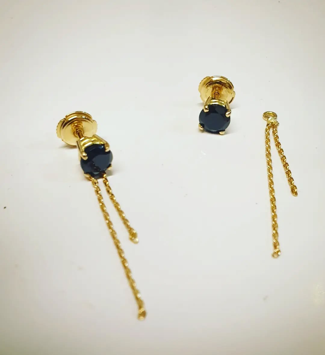 Boucles d’oreilles or jaune et spinelles noirs