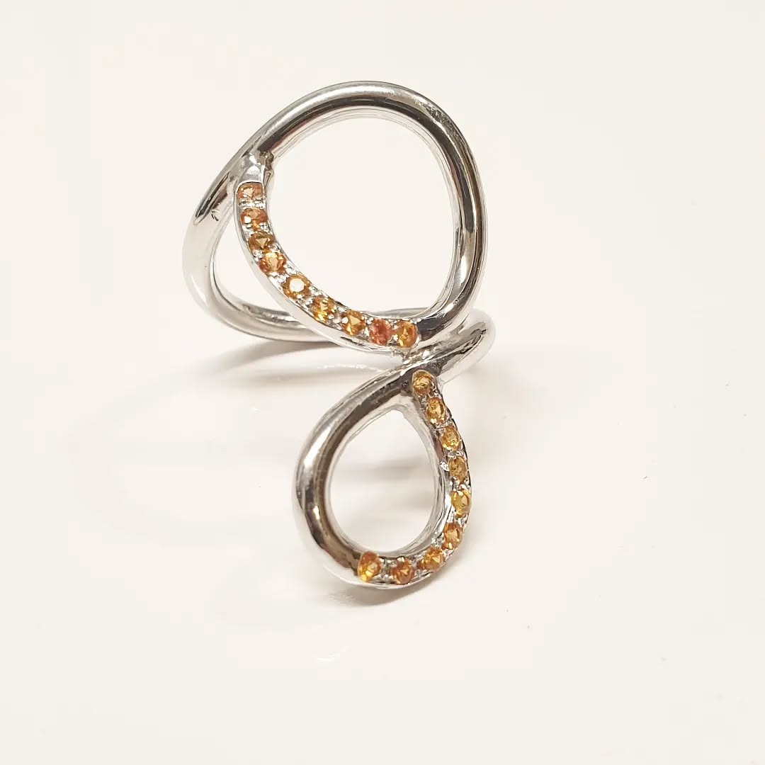 Coucher de Soleil bague argent rhodié, pavage saphirs oranges