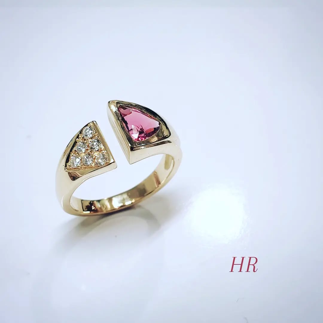 Pavage de Diamants et Rubellite trillion, sur une monture en or jaune 750-1000è