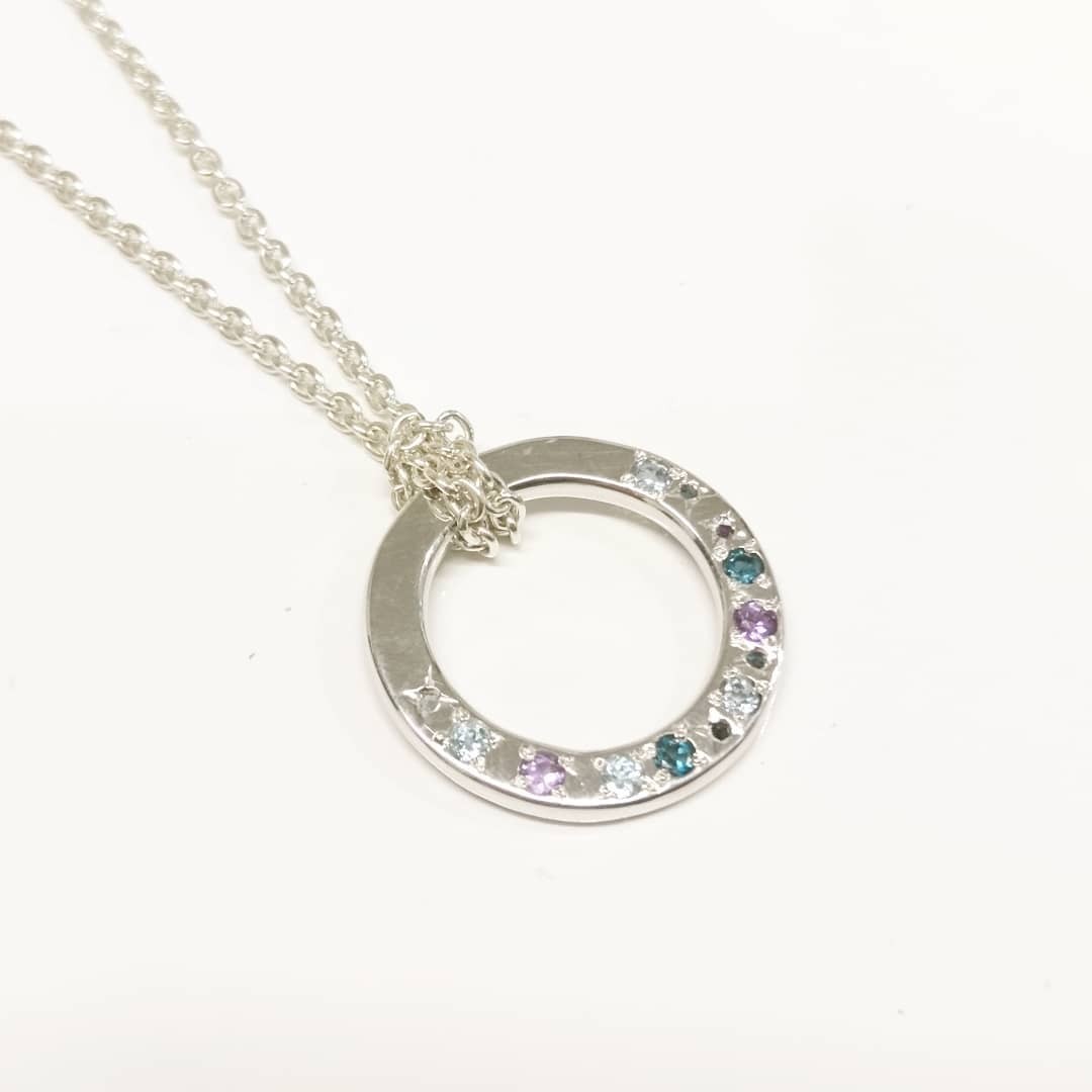 Collier en argent orné de topazes blue London, blue Sky, améthystes